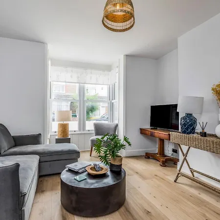 Pass The Keys Delightful 2 Bed House A Stones Throw From Beach Bognor Regis Extérieur photo